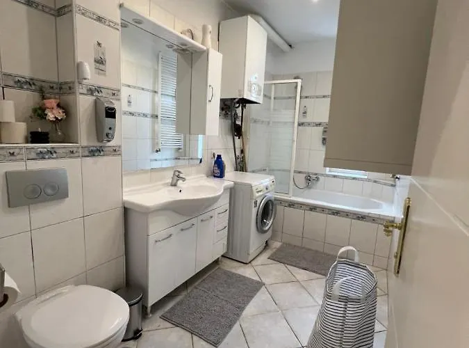 , Near U1 Metro , Big And Cozy Apartman